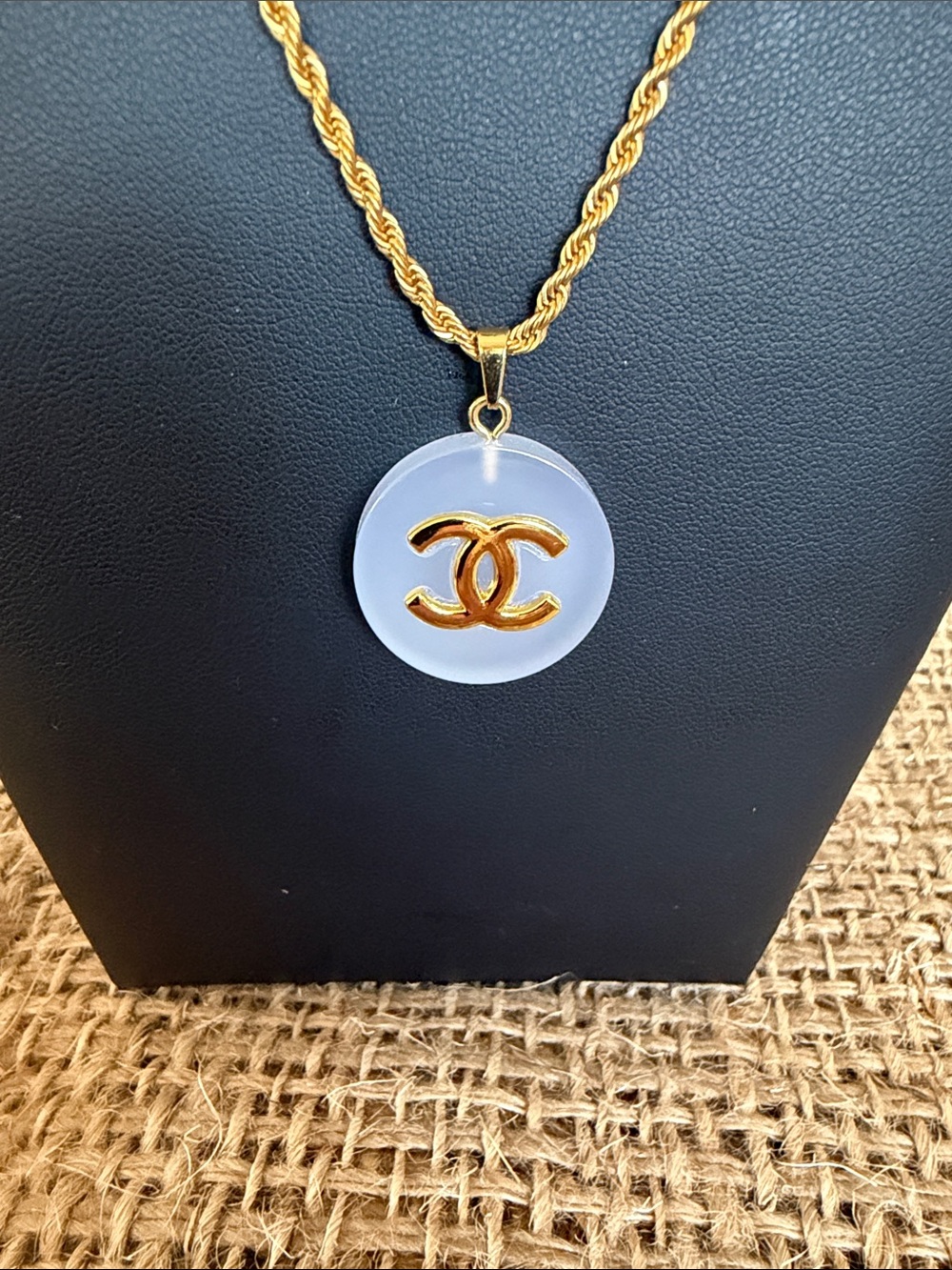 Gorgeous Pendant Necklace with White Disc